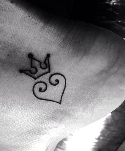 24 Beautiful Crown Tattoo Ideas To Show Royalty Blurmark Crown Hand