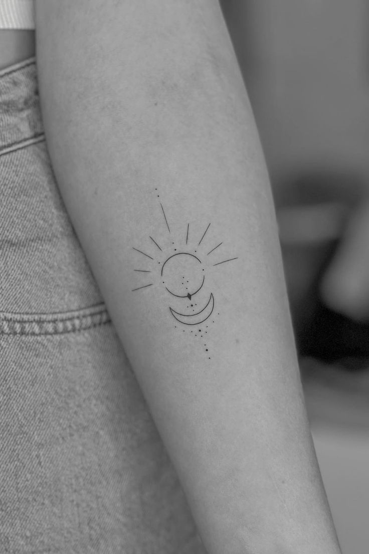 40 Brilliant Sun Tattoos For Women 2022 Guide Tattoo Mond