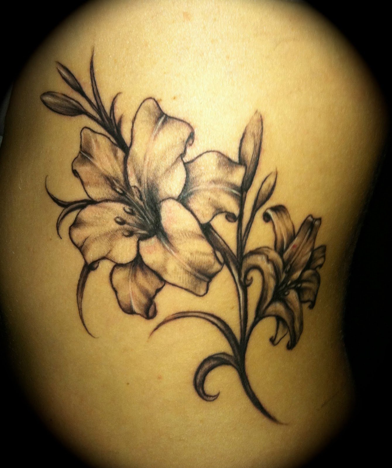 5 Stunning Black and White Flower Tattoo Designs